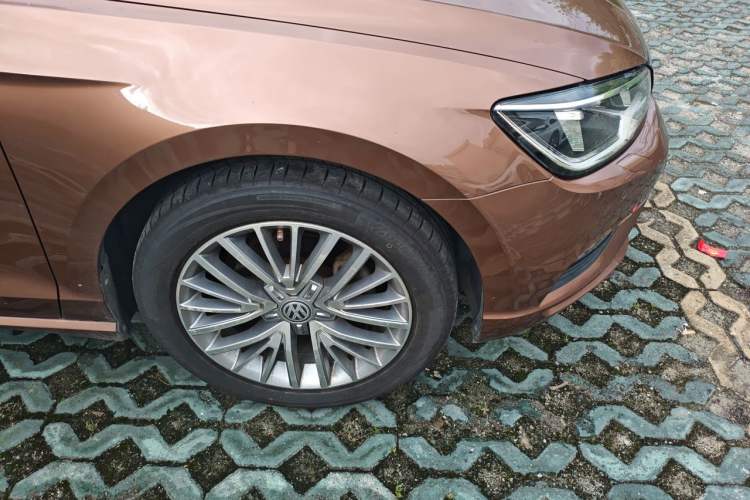 Used Volkswagen Lamando 2015 280TSI DSG Luxury Edition Right Front Wheel Hub