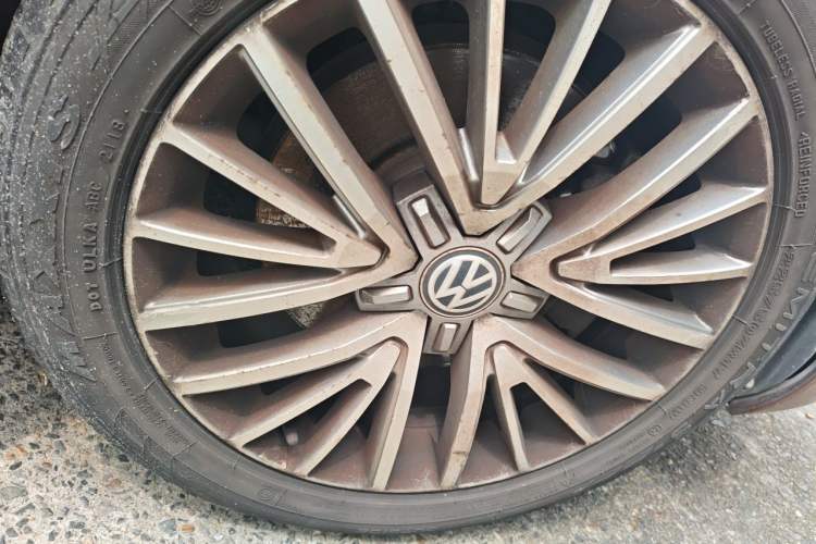 Used Volkswagen Lamando 2015 330TSI DSG Luxury Edition Right Front Wheel Hub