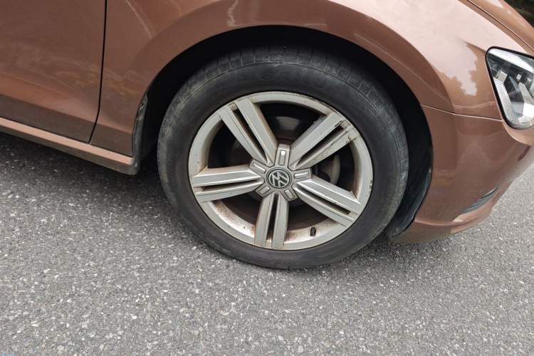 Used Volkswagen Lamando 2015 280TSI DSG Comfort Edition Right Front Wheel Hub