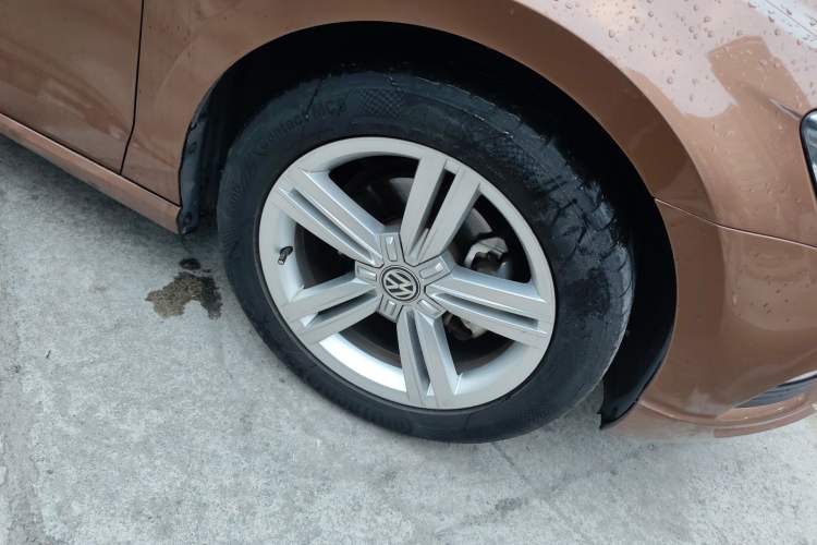 Used Volkswagen Lamando 2015 280TSI DSG Comfort Edition Right Front Wheel Hub
