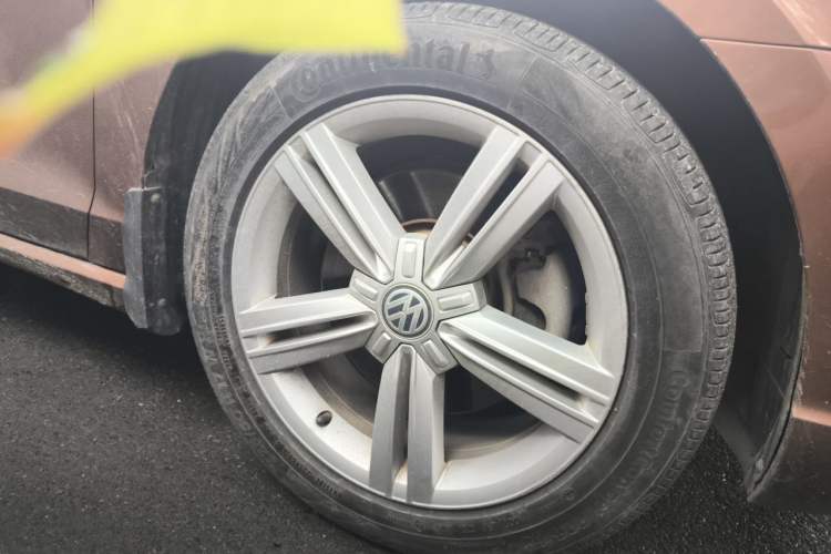 Used Volkswagen Lamando 2015 330TSI DSG Comfort Edition Right Front Wheel Hub