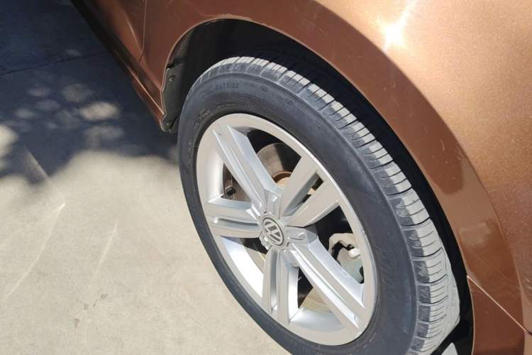 Used Volkswagen Lamando 2015 330TSI DSG Comfort Edition Right Front Wheel Hub