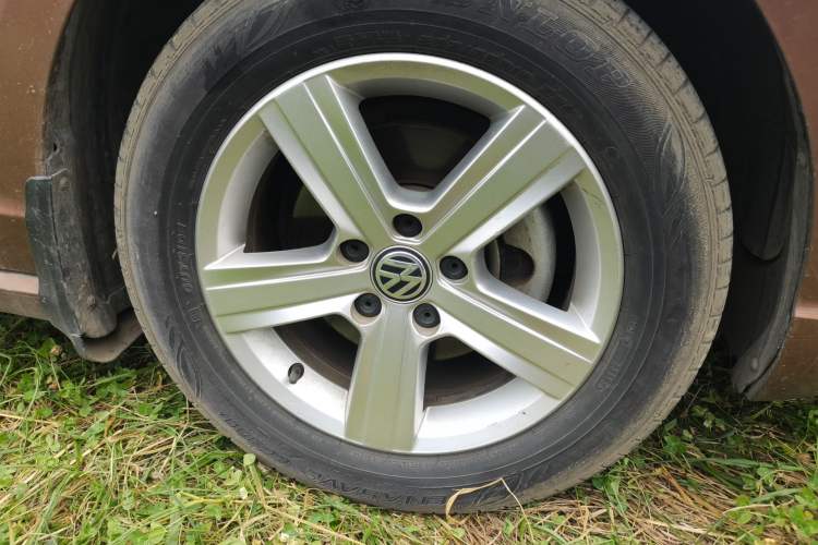 Used Volkswagen Lamando 2015 230TSI Manual Trend Edition Right Front Wheel Hub
