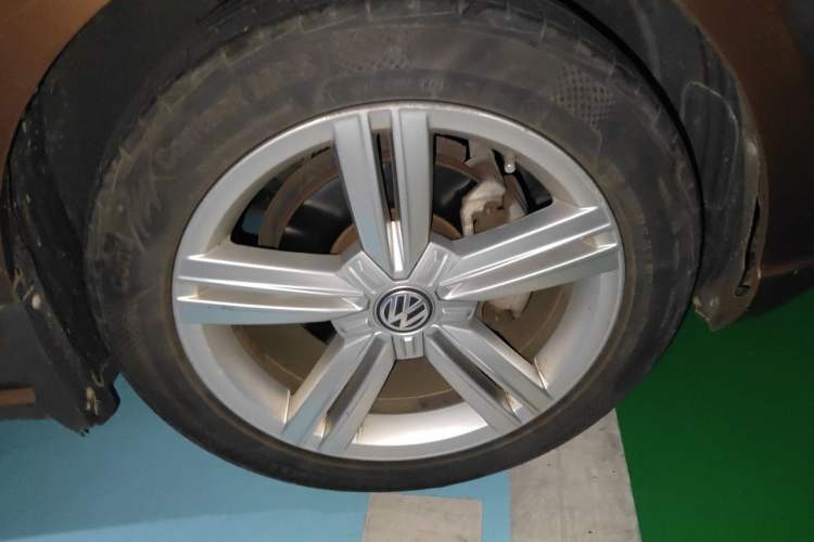 Used Volkswagen Lamando 2015 280TSI DSG Comfort Edition Right Front Wheel Hub