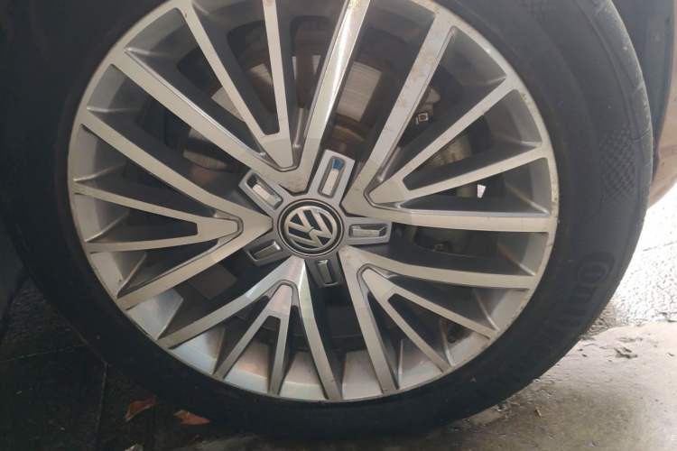 Used Volkswagen Lamando 2015 330TSI DSG Luxury Edition Right Front Wheel Hub