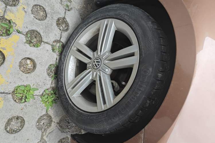 Used Volkswagen Lamando 2015 280TSI DSG Comfort Edition Right Front Wheel Hub