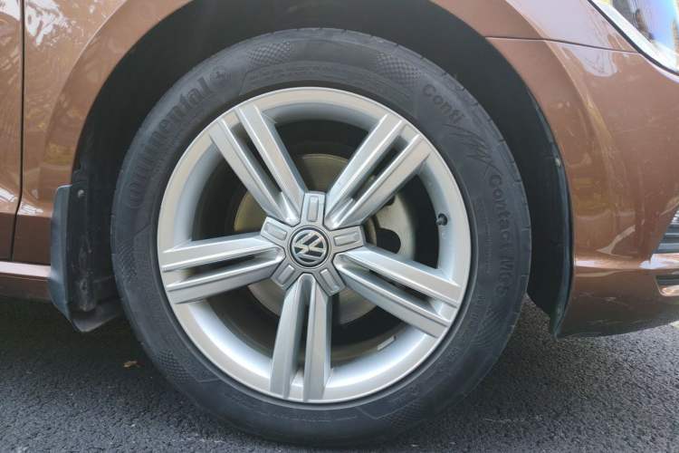 Used Volkswagen Lamando 2015 280TSI DSG Comfort Edition Right Front Wheel Hub