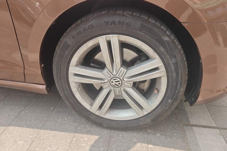 Used Volkswagen Lamando 2015 330TSI DSG Comfort Edition Right Front Wheel Hub