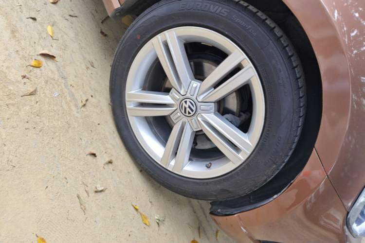 Used Volkswagen Lamando 2015 280TSI DSG Comfort Edition Right Front Wheel Hub