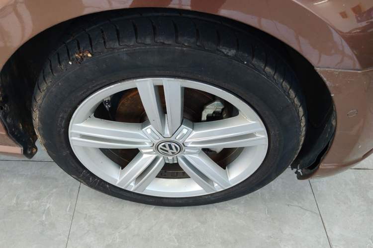 Used Volkswagen Lamando 2015 280TSI DSG Comfort Edition Right Front Wheel Hub