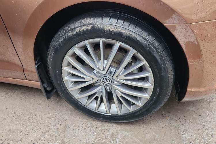 Used Volkswagen Lamando 2015 280TSI DSG Luxury Edition Right Front Wheel Hub