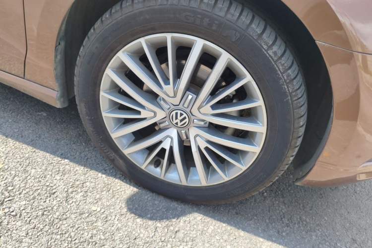Used Volkswagen Lamando 2015 280TSI DSG Luxury Edition Right Front Wheel Hub