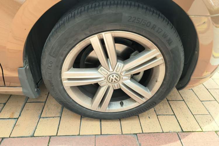 Used Volkswagen Lamando 2015 280TSI DSG Comfort Edition Right Front Wheel Hub