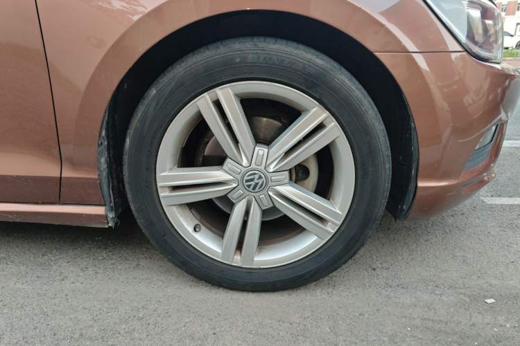 Used Volkswagen Lamando 2015 280TSI DSG Comfort Edition Right Front Wheel Hub