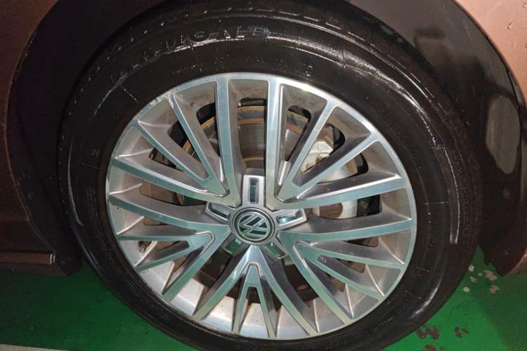 Used Volkswagen Lamando 2015 280TSI DSG Luxury Edition Right Front Wheel Hub