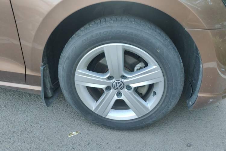 Used Volkswagen Lamando 2015 230TSI Manual Trend Edition Right Front Wheel Hub