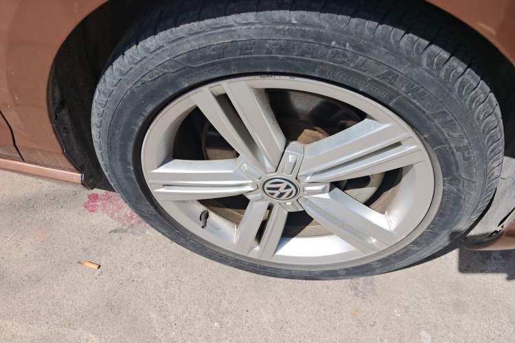Used Volkswagen Lamando 2015 330TSI DSG Comfort Edition Right Front Wheel Hub