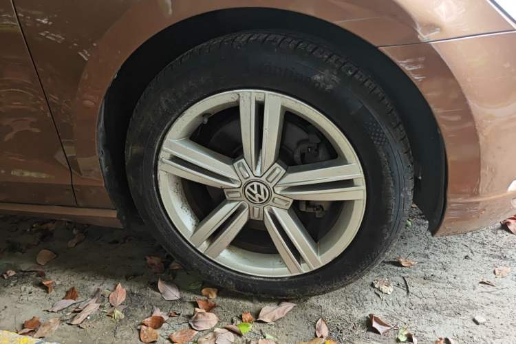 Used Volkswagen Lamando 2015 330TSI DSG Comfort Edition Right Front Wheel Hub