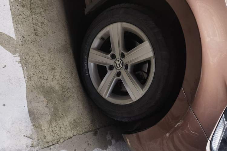 Used Volkswagen Lamando 2015 230TSI Manual Trend Edition Right Front Wheel Hub