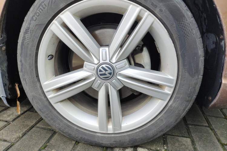 Used Volkswagen Lamando 2015 280TSI DSG Comfort Edition Right Front Wheel Hub