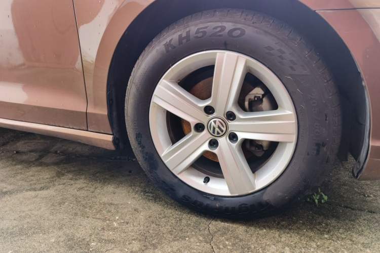 Used Volkswagen Lamando 2015 230TSI Manual Trend Edition Right Front Wheel Hub