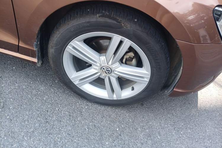 Used Volkswagen Lamando 2015 280TSI DSG Comfort Edition Right Front Wheel Hub