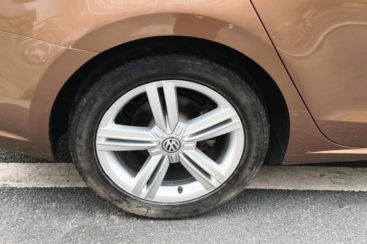 Used Volkswagen Lamando 2015 280TSI DSG Comfort Edition Right Rear Wheel Hub