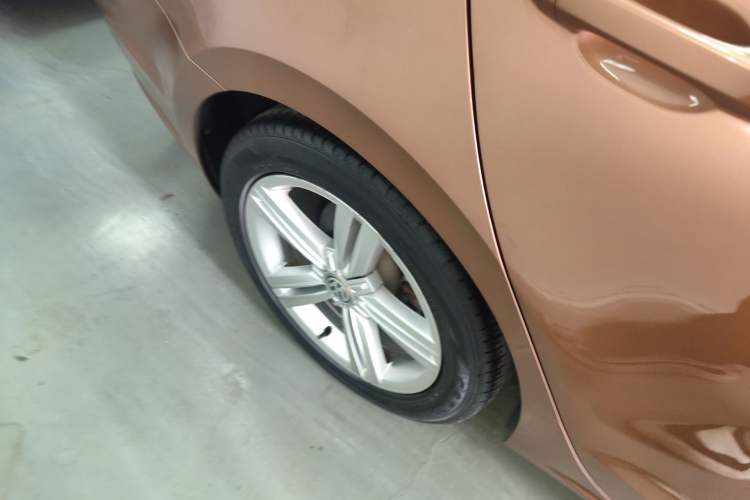 Used Volkswagen Lamando 2015 280TSI DSG Comfort Edition Right Rear Wheel Hub
