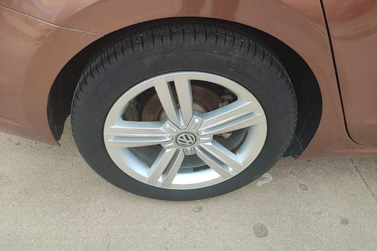 Used Volkswagen Lamando 2015 280TSI DSG Comfort Edition Right Rear Wheel Hub