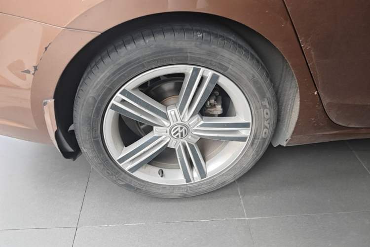 Used Volkswagen Lamando 2015 280TSI DSG Comfort Edition Right Rear Wheel Hub