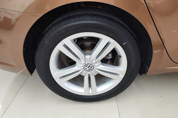 Used Volkswagen Lamando 2015 280TSI Manual Comfort Edition Right Rear Wheel Hub