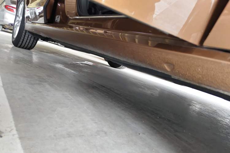 Used Volkswagen Lamando 2015 230TSI DSG Fashion Edition Right Side Sill
