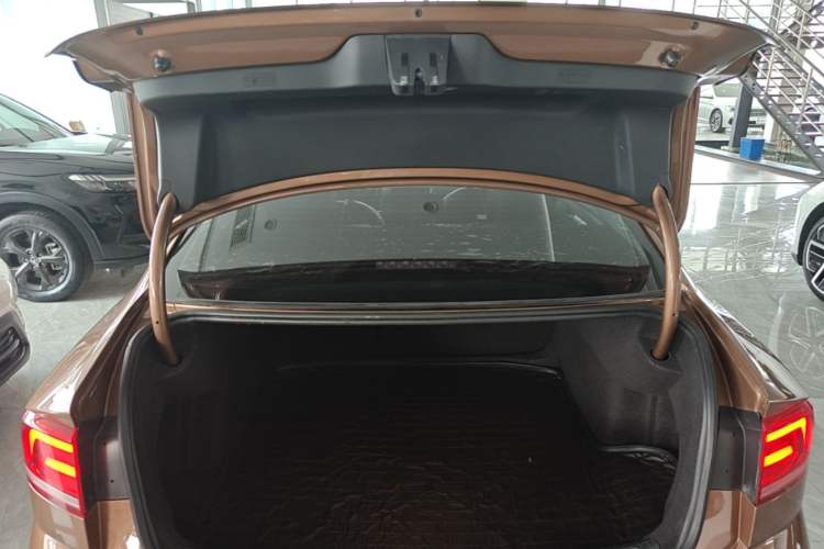 Used Volkswagen Lamando 2015 280TSI DSG Comfort Edition Trunk
