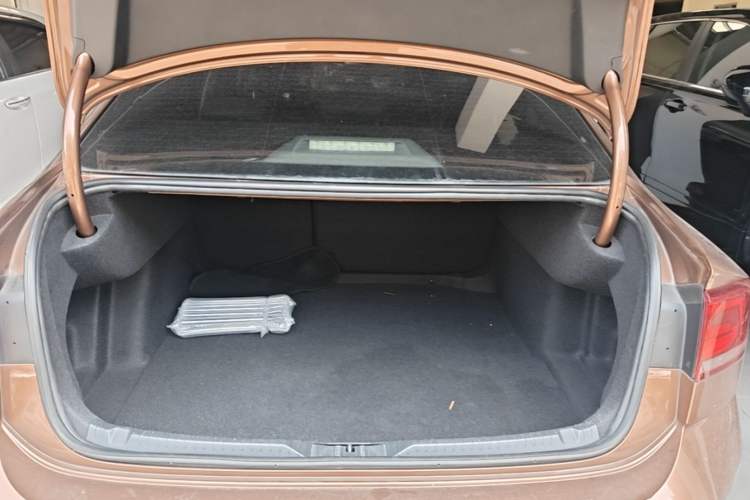 Used Volkswagen Lamando 2015 280TSI DSG Comfort Edition Trunk