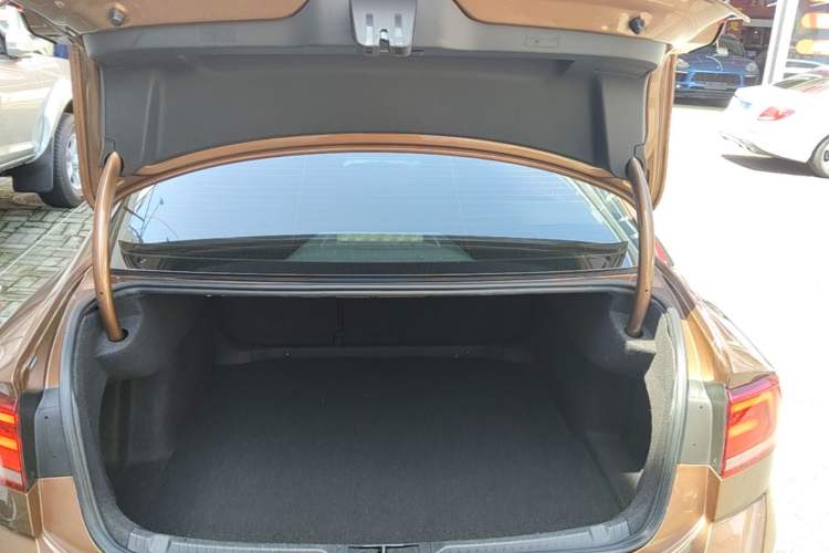 Used Volkswagen Lamando 2015 230TSI DSG Fashion Edition Trunk