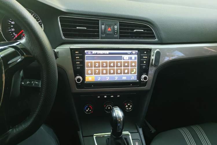 Used Volkswagen Lamando 2015 230TSI DSG Fashion Edition Audio And AC Panel