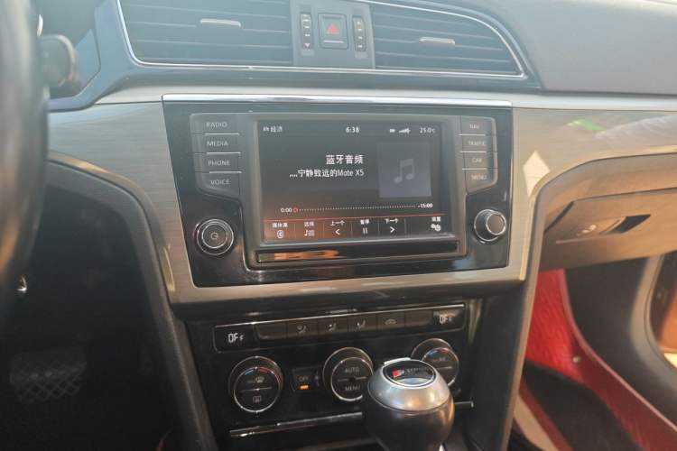 Used Volkswagen Lamando 2015 330TSI DSG Comfort Edition Audio And AC Panel