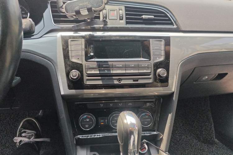 Used Volkswagen Lamando 2015 280TSI DSG Comfort Edition Audio And AC Panel