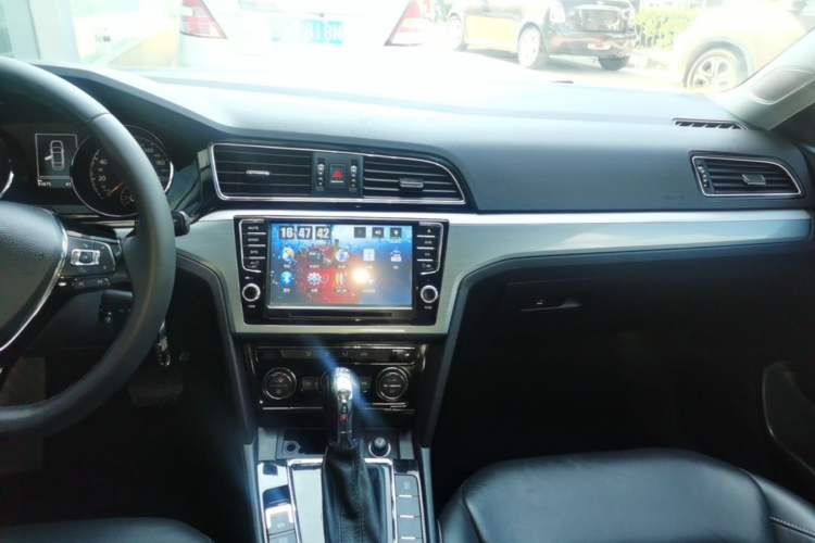 Used Volkswagen Lamando 2015 280TSI DSG Comfort Edition Audio And AC Panel