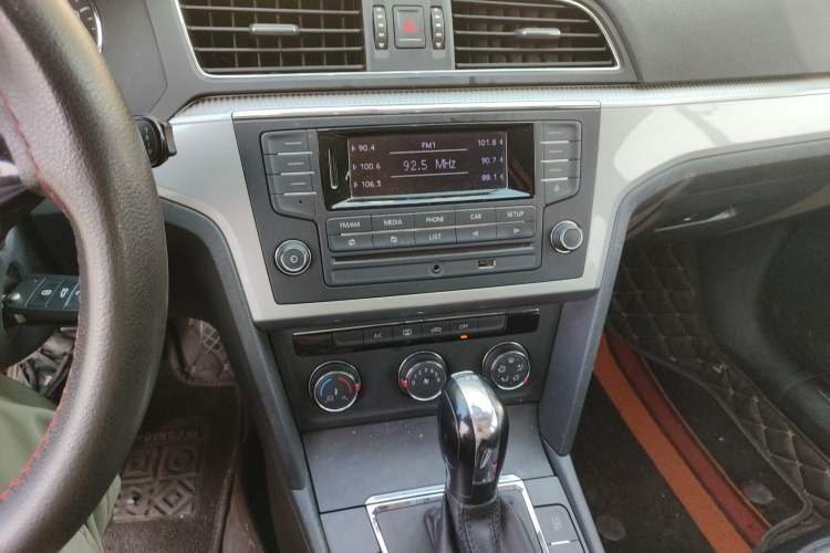 Used Volkswagen Lamando 2015 230TSI DSG Fashion Edition Audio And AC Panel