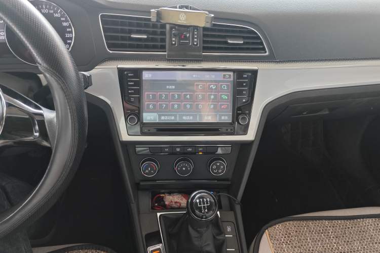 Used Volkswagen Lamando 2015 230TSI Manual Trend Edition Audio And AC Panel