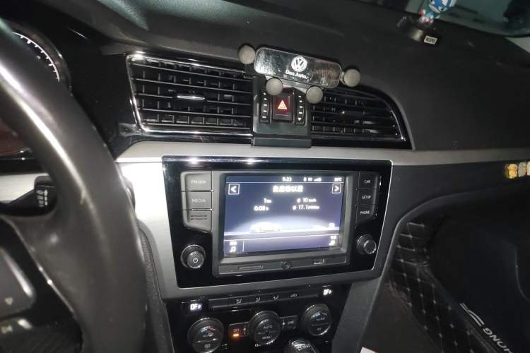 Used Volkswagen Lamando 2015 280TSI DSG Comfort Edition Audio And AC Panel