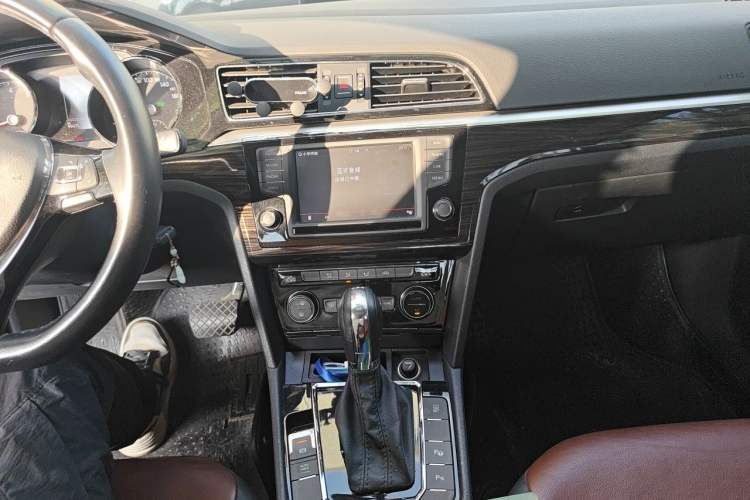 Used Volkswagen Lamando 2015 280TSI DSG Comfort Edition Audio And AC Panel