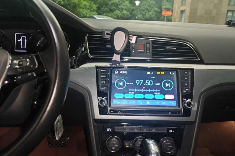 Used Volkswagen Lamando 2015 280TSI DSG Comfort Edition Audio And AC Panel