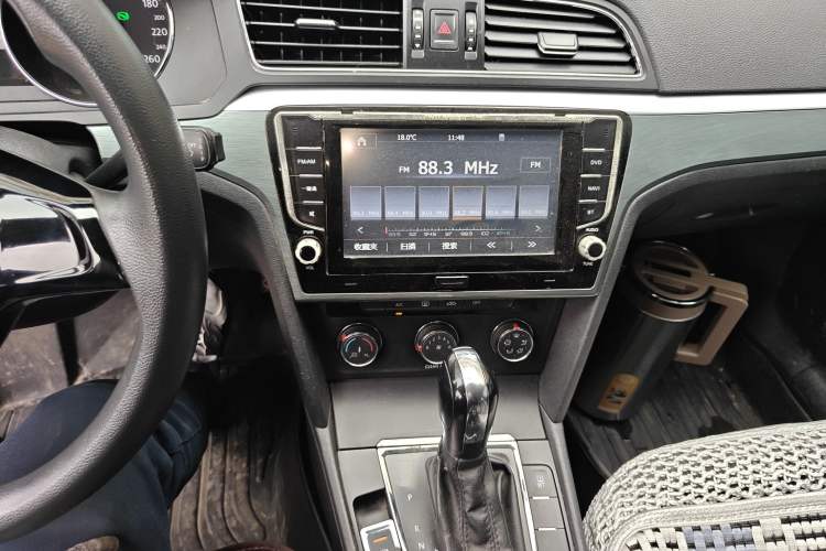 Used Volkswagen Lamando 2015 230TSI DSG Fashion Edition Audio And AC Panel