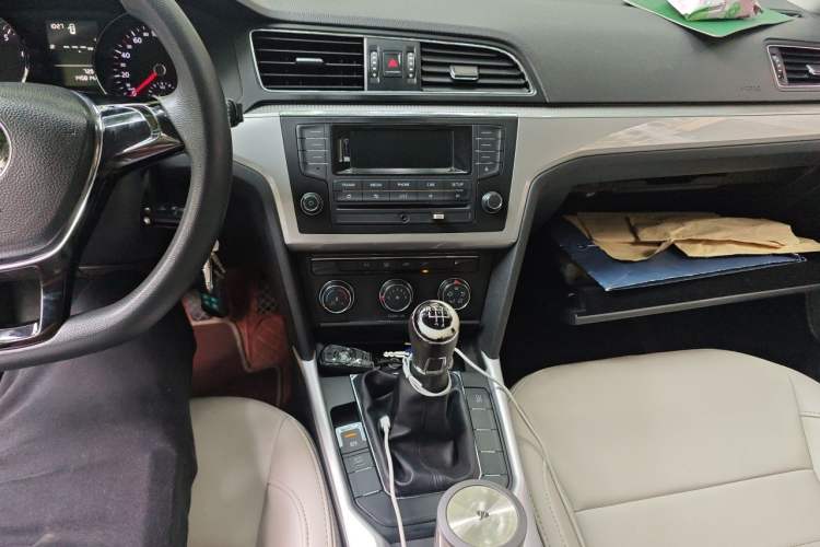 Used Volkswagen Lamando 2015 230TSI Manual Trend Edition Audio And AC Panel