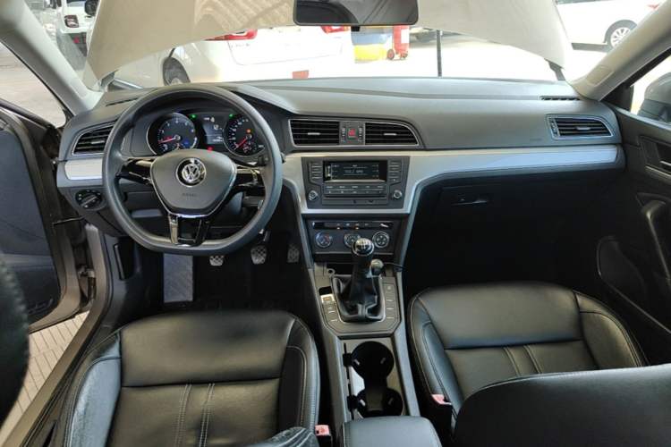 Used Volkswagen Lamando 2015 230TSI Manual Trend Edition Center Console