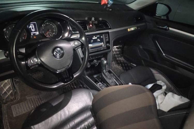 Used Volkswagen Lamando 2015 280TSI DSG Comfort Edition Center Console