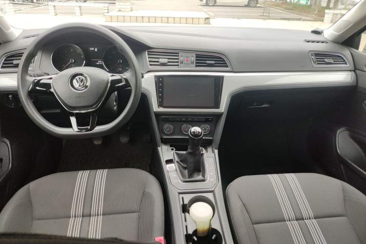 Used Volkswagen Lamando 2015 230TSI Manual Trend Edition Center Console