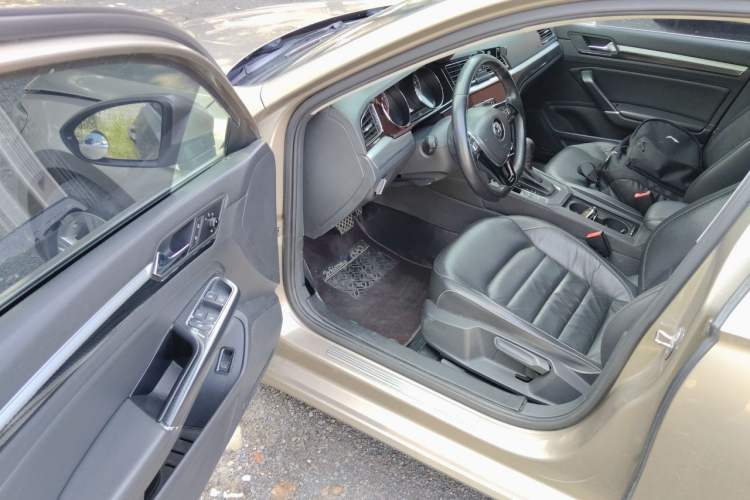 Used Volkswagen Lamando 2015 330TSI DSG Comfort Edition Driver Seat